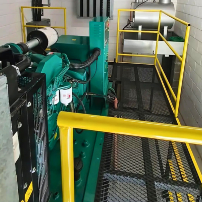 Executamos o retrofit de um gerador industrial danificado por incêndio, garantindo sua restauração total. O processo incluiu limpeza, substituição de peças e pintura, além de uma verificação elétr (1)