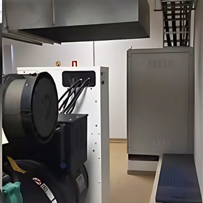 Executamos o retrofit de um gerador industrial danificado por incêndio, garantindo sua restauração total. O processo incluiu limpeza, substituição de peças e pintura, além de uma verificação elétr (5)