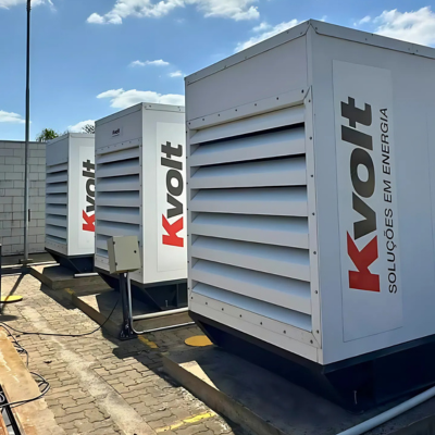 Executamos o retrofit de um gerador industrial danificado por incêndio, garantindo sua restauração total. O processo incluiu limpeza, substituição de peças e pintura, além de uma verificação elétr